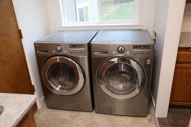 Building Photo - Spacious 4 Bed / 3 Bath Near Downtown with Two Master Bedrooms! Available beginning of August