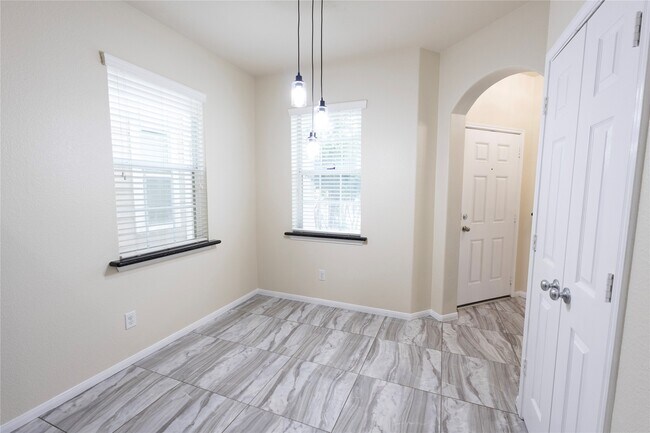 Building Photo - 6442 Wilshire Lakes