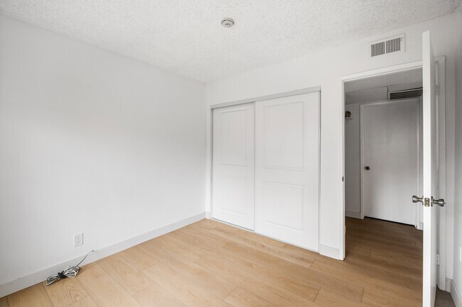 Building Photo - 1109 Summertime Ln