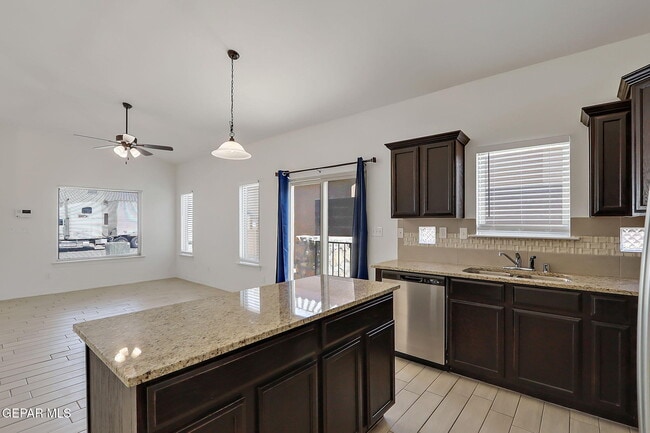 Building Photo - 533 Paseo Modesto Dr