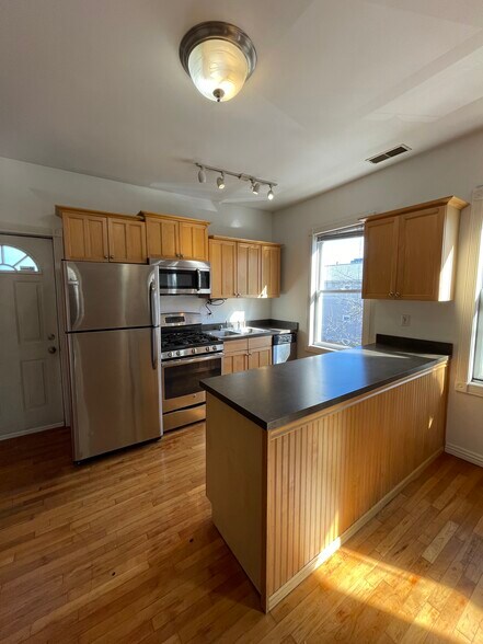 Building Photo - 1834 W Thomas St