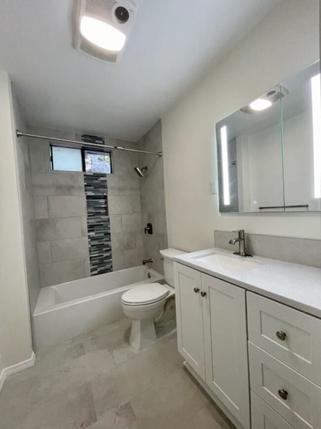 Building Photo - Spacious Two Story Home with West-Facing v...