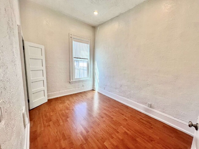 Building Photo - Bottom Unit with Tall Ceilings W/ Backyard