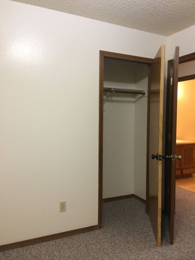 Building Photo - 3 Bedroom Ranch Nixa-Available to view now