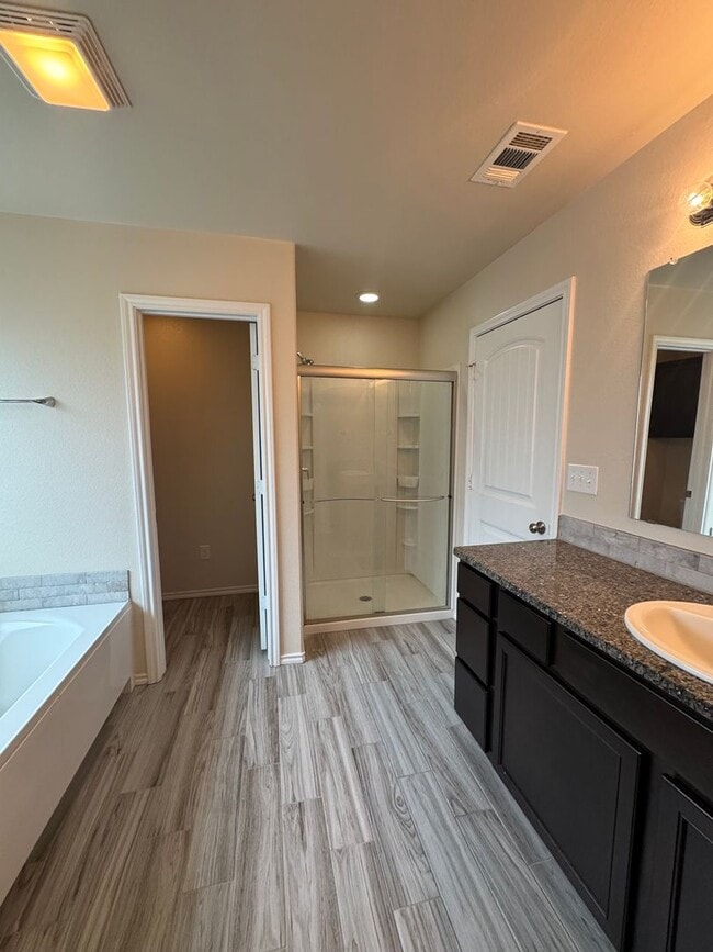 Building Photo - Located in Heritage Hills!!! 3/2/2 Fabulou...
