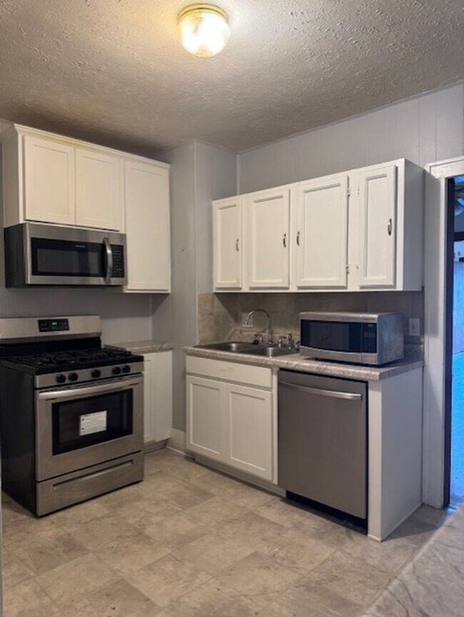 Building Photo - 3 Bedroom House Available Now!!