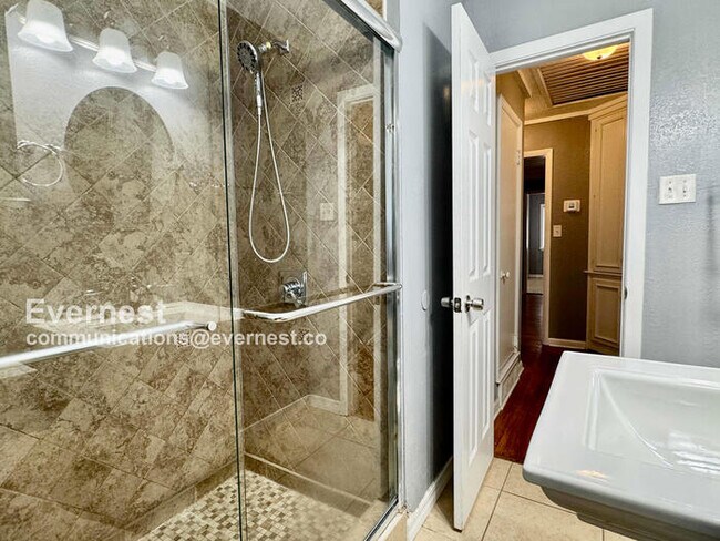 Building Photo - Lovely 3-Bedroom Home with Modern Amenitie...