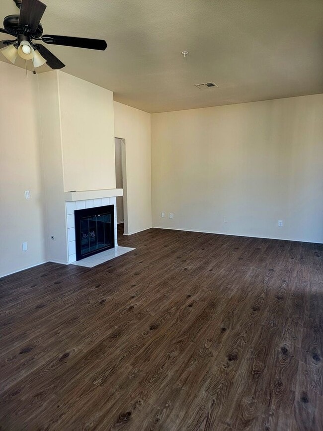 Building Photo - New Vinyl Flooring and Fresh Paint! 2 Bedr...