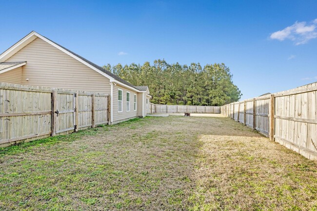 Building Photo - Carolina Plantations Ranch with fenced yard!