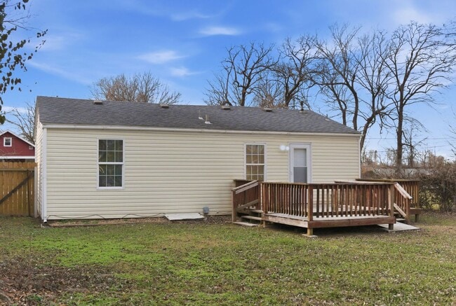 Building Photo - 3 Bed | 1 Bath | FULLY Remodeled | FULLY Fenced Yard | Springfield MO | PETS WELCOME!