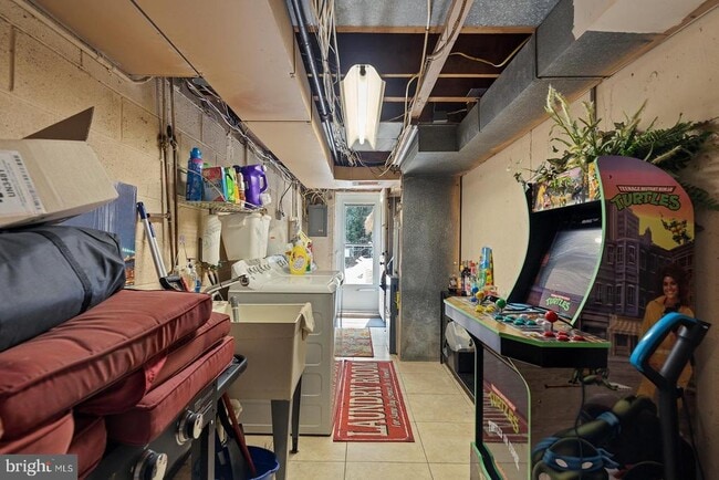 Building Photo - 2874 Tolbut St