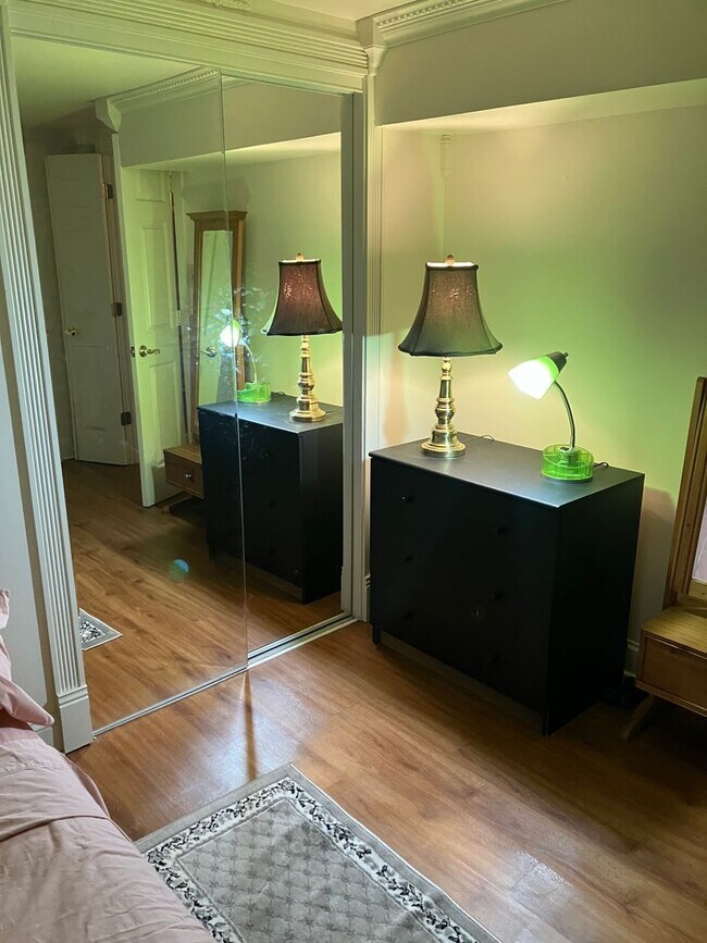 Building Photo - Furnished 6 month rental