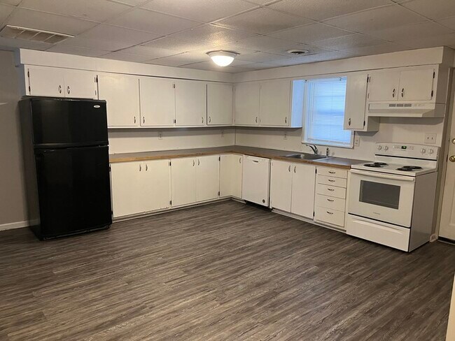 Building Photo - Large Apartment in Albemarle, NC