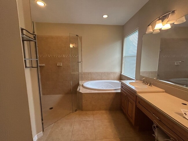 Building Photo - 2475 Ashbury Cir