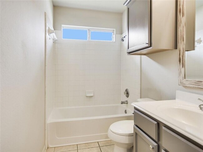 Building Photo - 305 Dana Dr