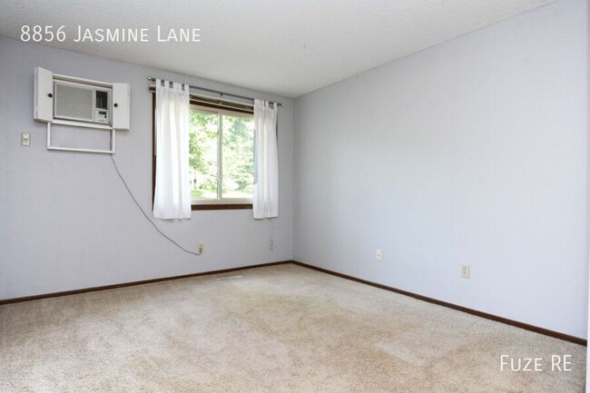 Building Photo - Stunning 2 BD / 1 BA Eden Prairie Town home.