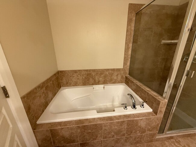 Building Photo - Townhome in Casitas at Hidden Valley with ...