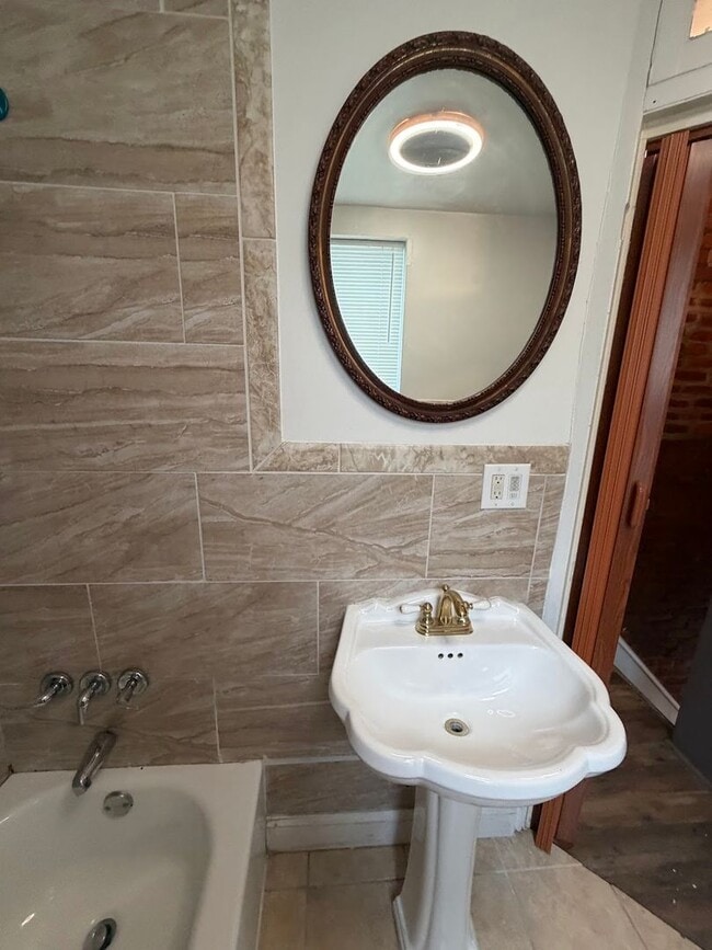 Building Photo - 3 Bedroom House