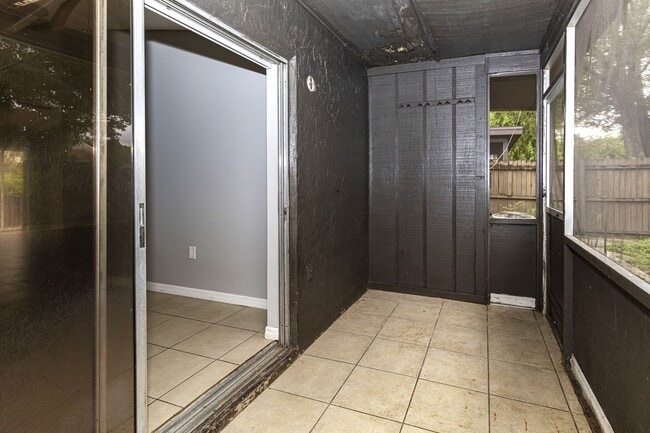 Building Photo - 3 Bedroom, 2 Bath Townhouse – Southeast Or...