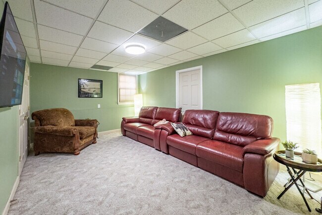Building Photo - 530 Waterford Dr