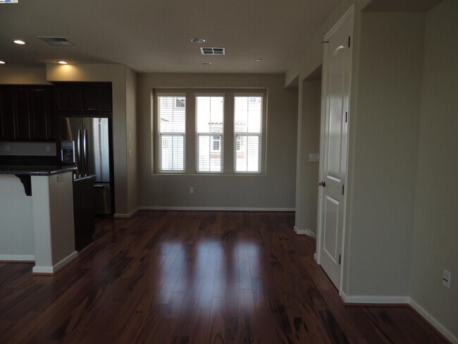 Building Photo - 118 Selby Lane