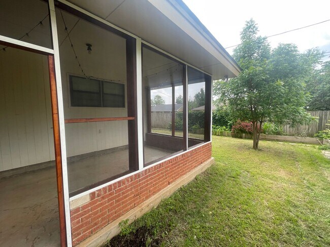 Building Photo - 4 bed 2 bath 2 car, Great Character and st...