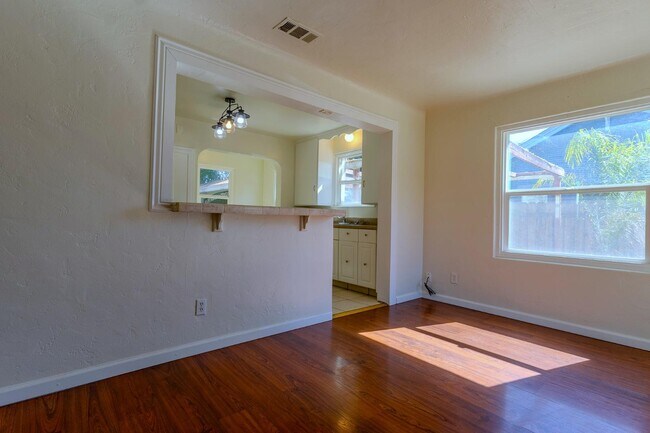 Building Photo - 2137 Raymond Ave