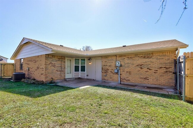 Building Photo - 2121 Meench Dr