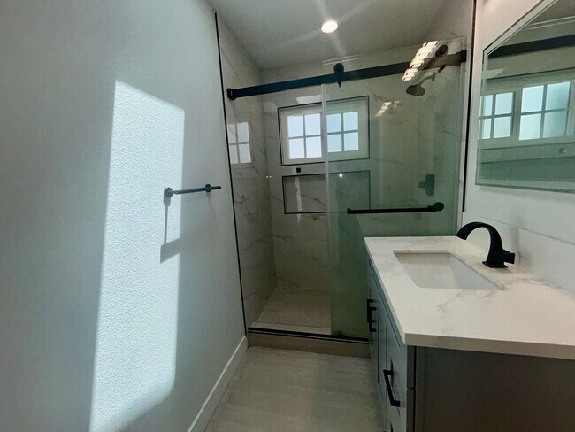 Building Photo - Spacious 3bed 2bath House for Rent in Garden Grove