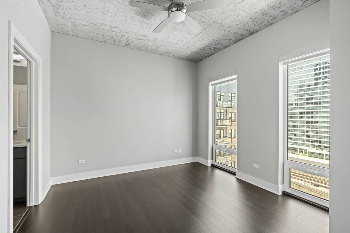 Building Photo - 958 S Clark St