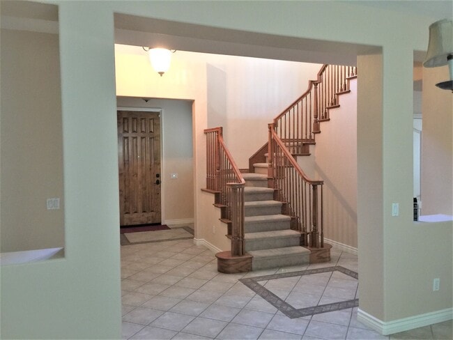 Building Photo - Gorgeous large single family home in Eastlake!