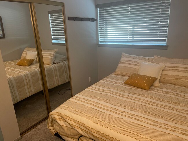 Building Photo - 1144 Maple Dr