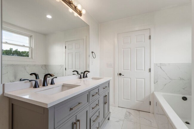 Building Photo - Modern Comfort on 1 Acre in Coweta – Available Now!