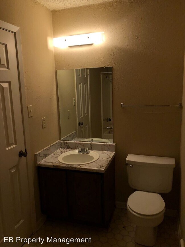 Building Photo - 1802 Elm St