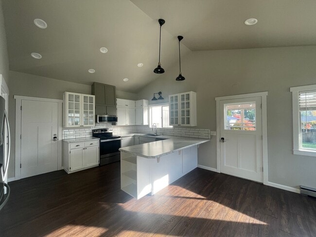 Building Photo - Large Home in peaceful setting