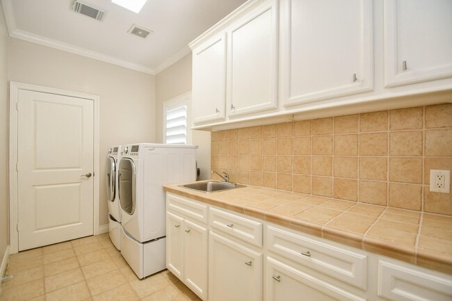 Building Photo - 7626 E Jordan Cove