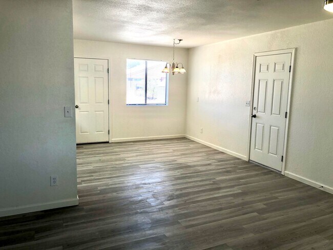 Building Photo - Cute 3 Bedroom Home near Hualapai Mt. School.