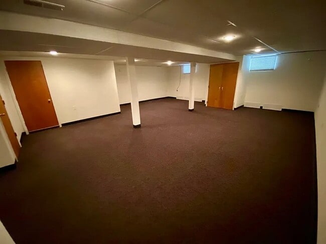 Building Photo - 5290 W Plymouth Dr