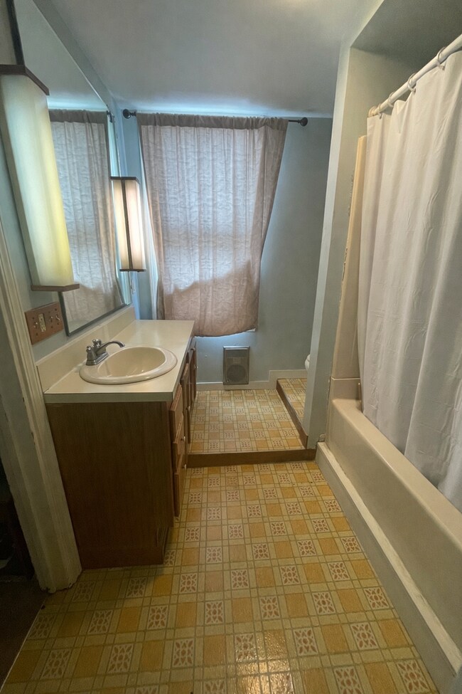 Building Photo - 215/217 N. Ashley St