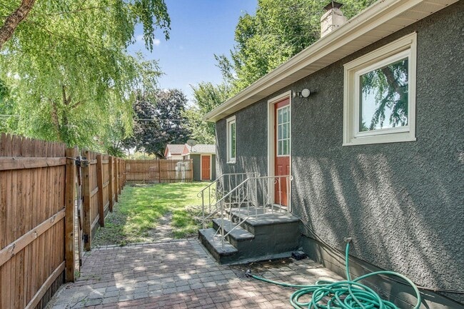 Building Photo - Large 5 Bed | 2 Bath House W/ Fenced Yard ...
