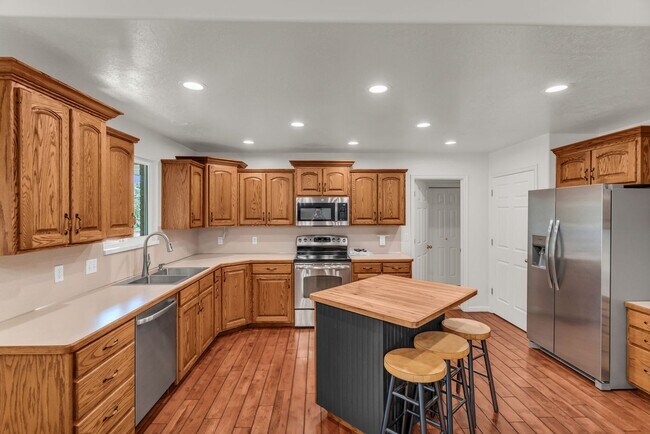 Building Photo - Spacious 5 Bed Kaysville Home with 3-Car Garage