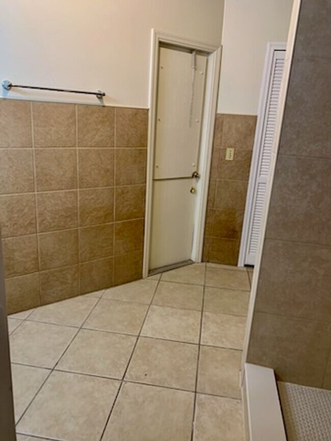 Building Photo - Priced to Rent 3/2