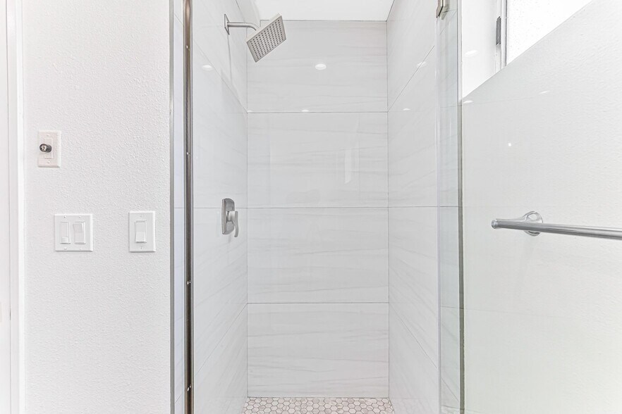 Building Photo - 402 California St