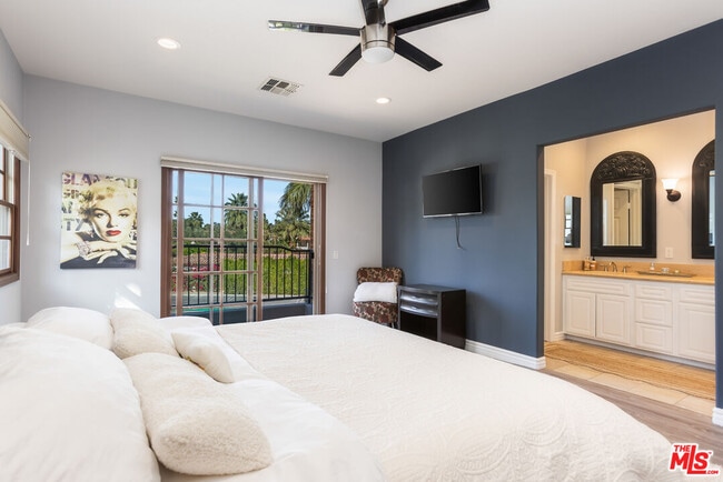 Building Photo - 546 N Indian Canyon Dr