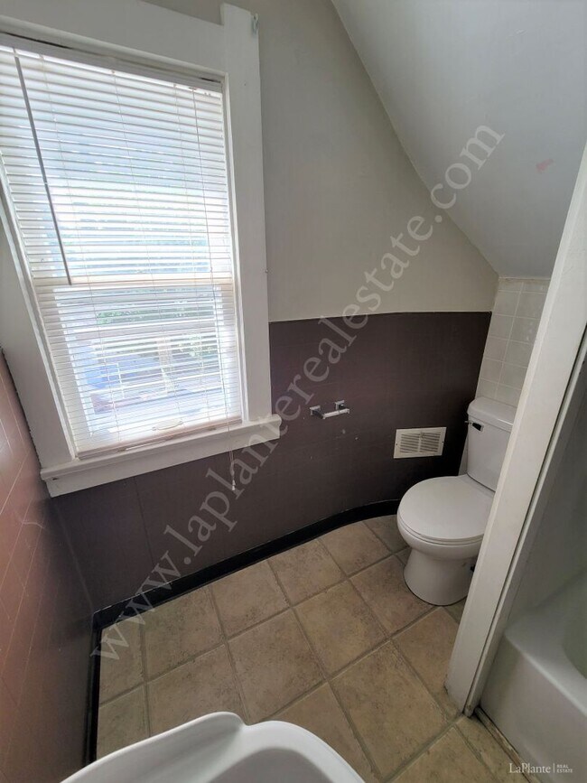 Building Photo - 1027 Eleanor Ave