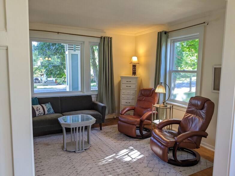 Living room - 4419 Cooke St