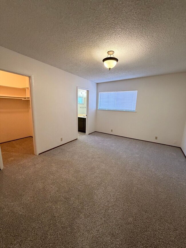 Building Photo - 6013-6013 Woodminster Cir