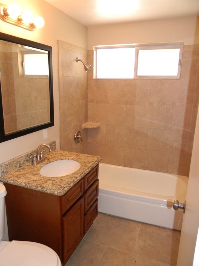 Building Photo - 1404 E Sycamore Ave