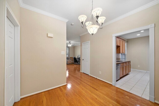 Building Photo - 2255 Braeswood Park Dr