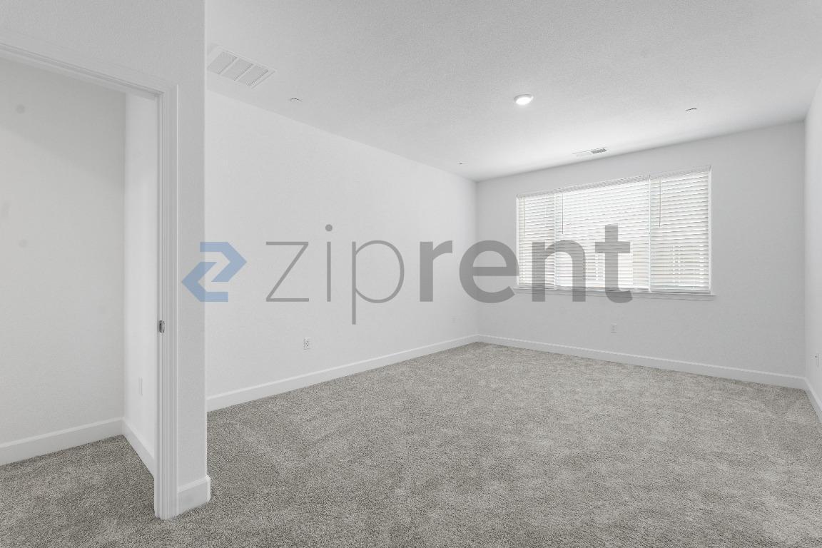 Building Photo - Unit